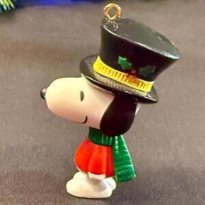 Snoopy - A Charlie Brown Christmas - Peanuts Gang - Hallmark Keepsake Ornament